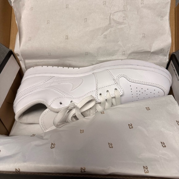 Nike Air Jordan 1 Low Triple White - Picture 5 of 7